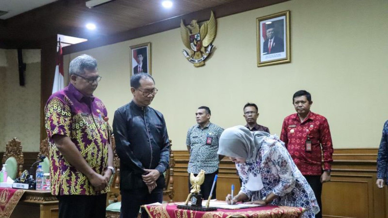 Wabup Badung I Ketut Suiasa (kedua kiri) menyaksikan Penandatanganan kesepakatan bersama dalam penanggulangan penyakit AIDS, Tuberkulosis dan Malaria di Kabupaten Badung, Jumat (27/1). ANTARA/HO-Pemkab Badung