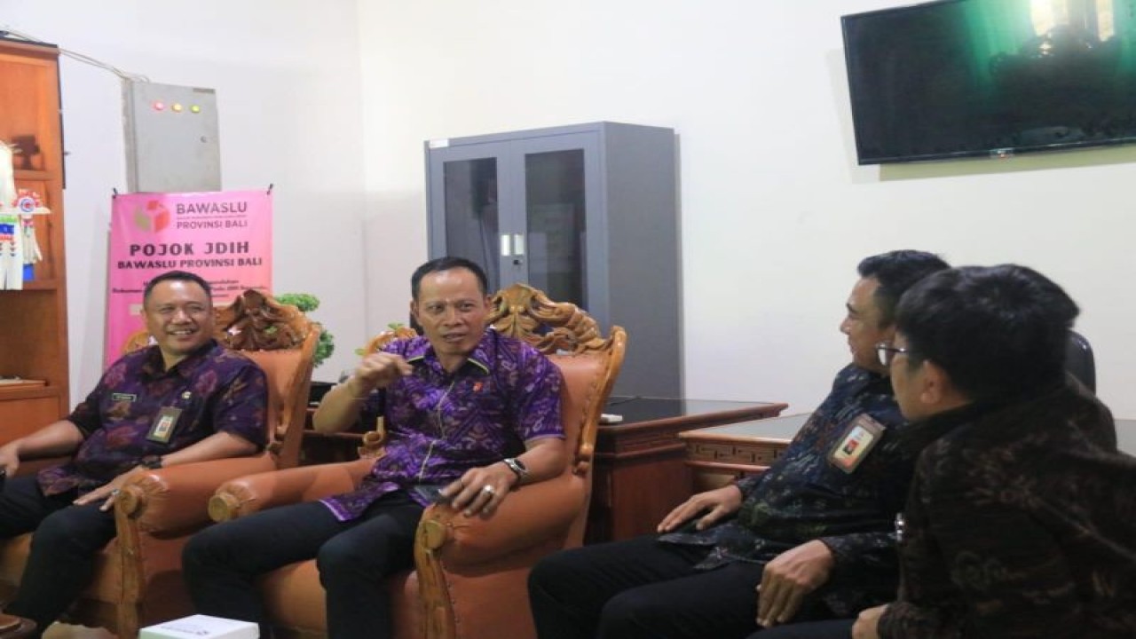 Koordinator Divisi Penanganan Pelanggaran Bawaslu Bali I Wayan Wirka bersama komisioner Bawaslu Bali Ketut Rudia saat menerima audiensi Kasubdit I Direskrimum Polda Bali AKBP Nyoman Sebudi. ANTARA/HO-Bawaslu Bali.
