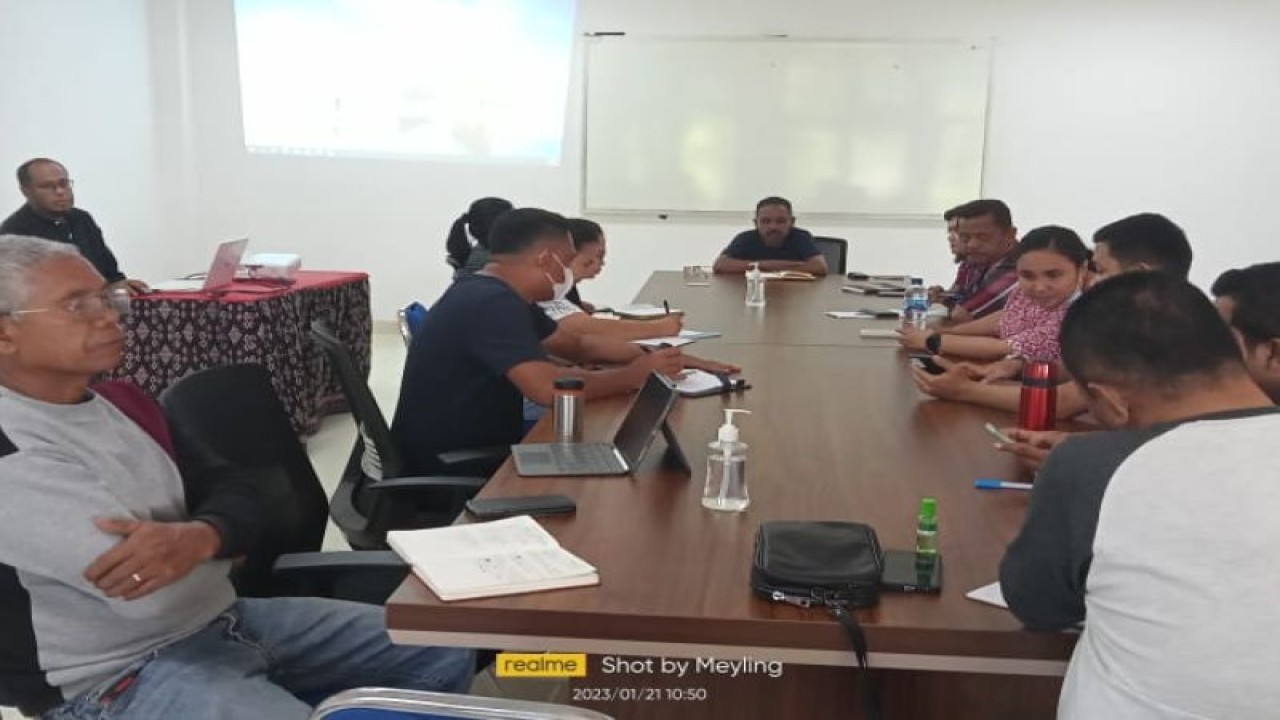 Rektor Institus Agama Kristen Negeri ( IAKN) Kupang, Dr. Harun Yeremia Natonis (kelima dari kiri) ) memimpin rapat persiapan dalam rangka penyelenggaraan Konferensi Internasional Studi Kristen dan Antar Agama (The 2nd International Conference on Christian and Inter Religious Studies (ICC IRC) Tahun 2023. (ANTARA/HO-Humas IAKN Kupang)