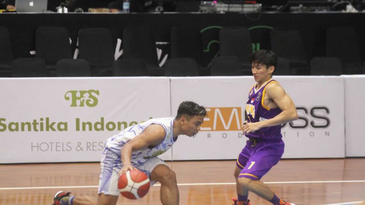 Pemain Prawira Bandung (kiri) pada saat akan melewati pemain Tangerang Hawks pada pertandingan lanjutan seri kedua Liga Basket Indonesia (IBL) musim 2023, di Kota Malang, Jawa Timur, Senin (30/1/2023). (ANTARA FOTO/Ari Bowo Sucipto)