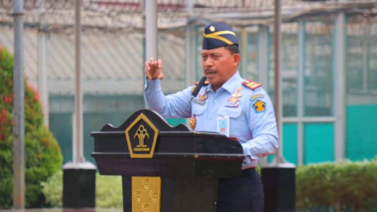 Kepala Kantor Wilayah Kemenkumham DKI Jakarta Ibnu Chuldun saat memberikan sambutan pada mengukuhkan anggota Satuan Operasional Kepatuhan Internal (Satopspatnal) di lapangan Rutan Kelas I Cipinang, Jakarta Timur, Senin (30/1/2023). ANTARA/HO-Kanwil Kemenkumham DKI Jakarta