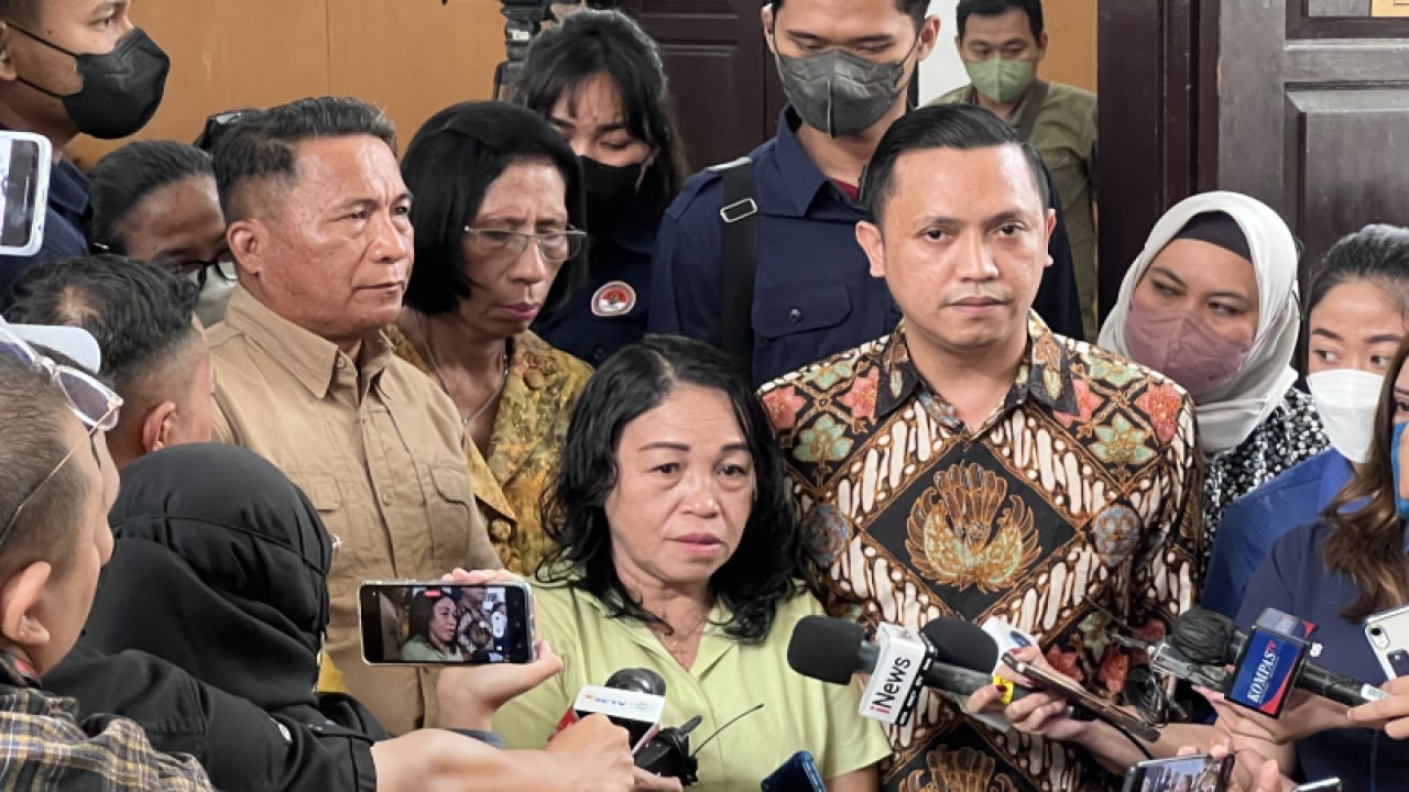 Ibu Richard Eliezer atau Bharada E, Rynecke Alma Pudihang (tengah) memberi keterangan kepada wartawan di Pengadilan Negeri Jakarta Selatan, Jakarta, Kamis (5/1/2023). ANTARA/Putu Indah Savitri