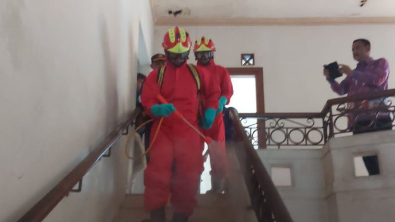 Petugas Sudin Gulkarmat Jakarta Timur melakukan penyemprotan disinfektan di rumah Ibu Eny, Cakung, Jakarta, Kamis (5/1/2023). ANTARA/HO-Gulkarmat Jakarta Timur