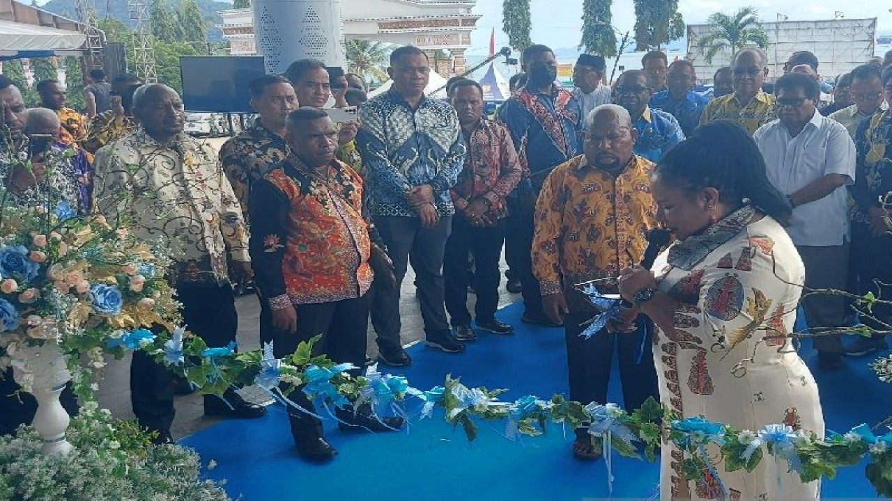 Ibu Gubernur Papua Yulce Enembe saat melakukan penguntingan pita pada Kantor Gubernur Papua di Kota Jayapura, Papua, Jumat (30/12). (ANTARA/ Qadri Pratiwi)