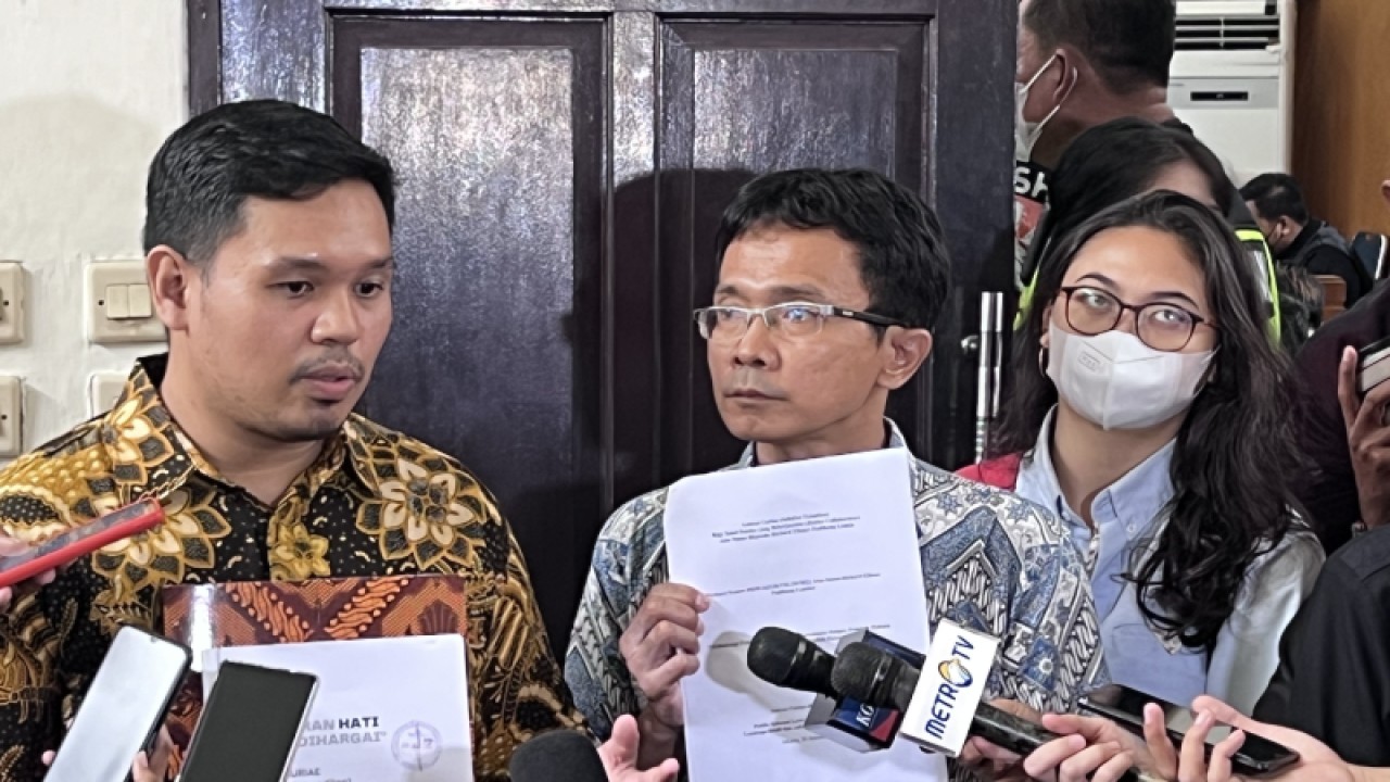 Direktur Institute for Criminal Justice Reform (ICJR) Erasmus Napitupulu (kiri) memberikan keterangan kepada wartawan di Pengadilan Negeri Jakarta Selatan, Jakarta, Senin (30/1/2023). ANTARA/Putu Indah Savitri