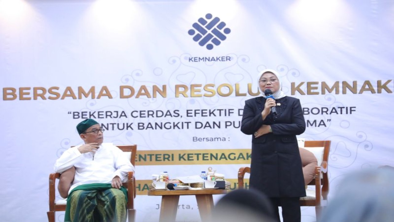 Menaker Ida Fauziyah (kanan) dalam acara doa bersama dan resolusi Kementerian Ketenagakerjaan 2023 di Kantor Kemnaker, Jakarta, Senin ini (9/1/2023) (ANTARA/HO-Kementerian Ketenagakerjaan)