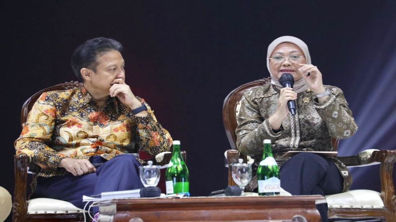 Menteri Ketenagakerjaan Ida Fauziyah (kanan) dalam Rakornas Kepala Daerah dan Forum Kordinasi Pimpinan di Daerah (Forkompimda) bertema "Kebijakan Ketenagakerjaan dalam Pengurangan Angka Pengangguran" di Sentul International Covention Center, Bogor, Jawa Barat, Selasa (17/1/2023). (ANTARA/HO-Kemenaker)