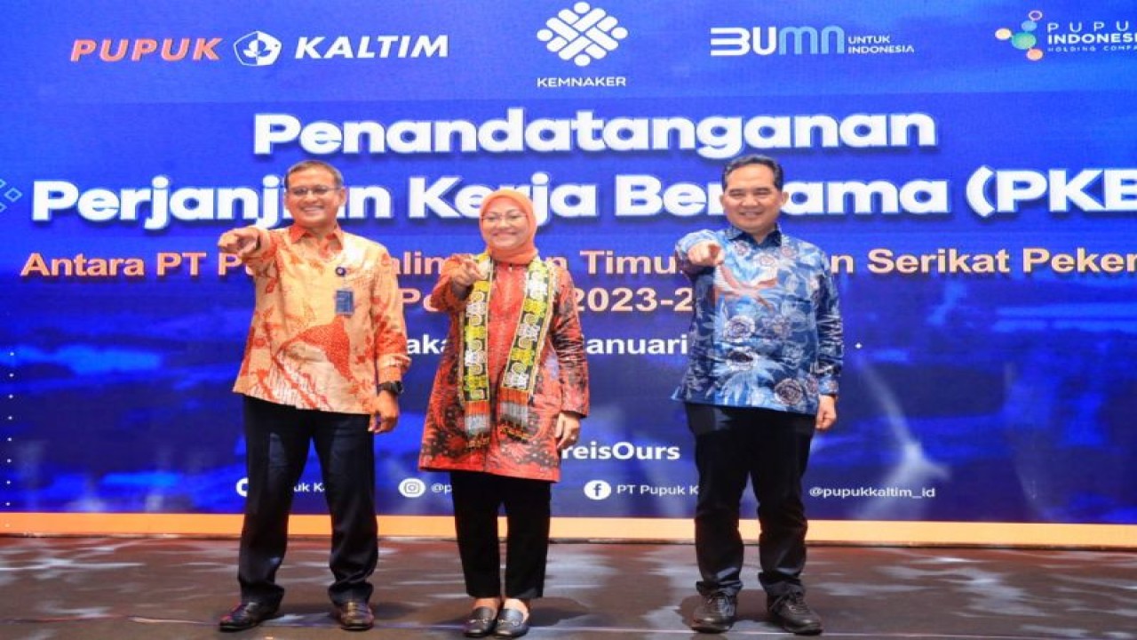 Menteri Ketenagakerjaan Ida Fauziyah (tengah) menghadiri penandatanganan Perjanjian Kerja Bersama (PKB) antara PT Pupuk Kaltim dengan Serikat Pekerja Korps Karyawan Pupuk Kaltim (SP KKPKT) Pupuk Kaltim yang disaksikan Menaker di Jakarta, Kamis (19/1/2023). (ANTARA/HO-Kemnaker)