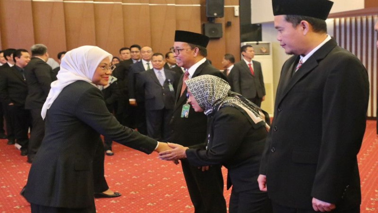 Menteri Ketenagakerjaan (Menaker) Ida Fauziyah (kiri) dalam acara pelantikan pejabat baru di lingkungan Kementerian Ketenagakerjaan di Jakarta, Jumat (20/1/2023). (ANTARA/HO-Kemnaker)