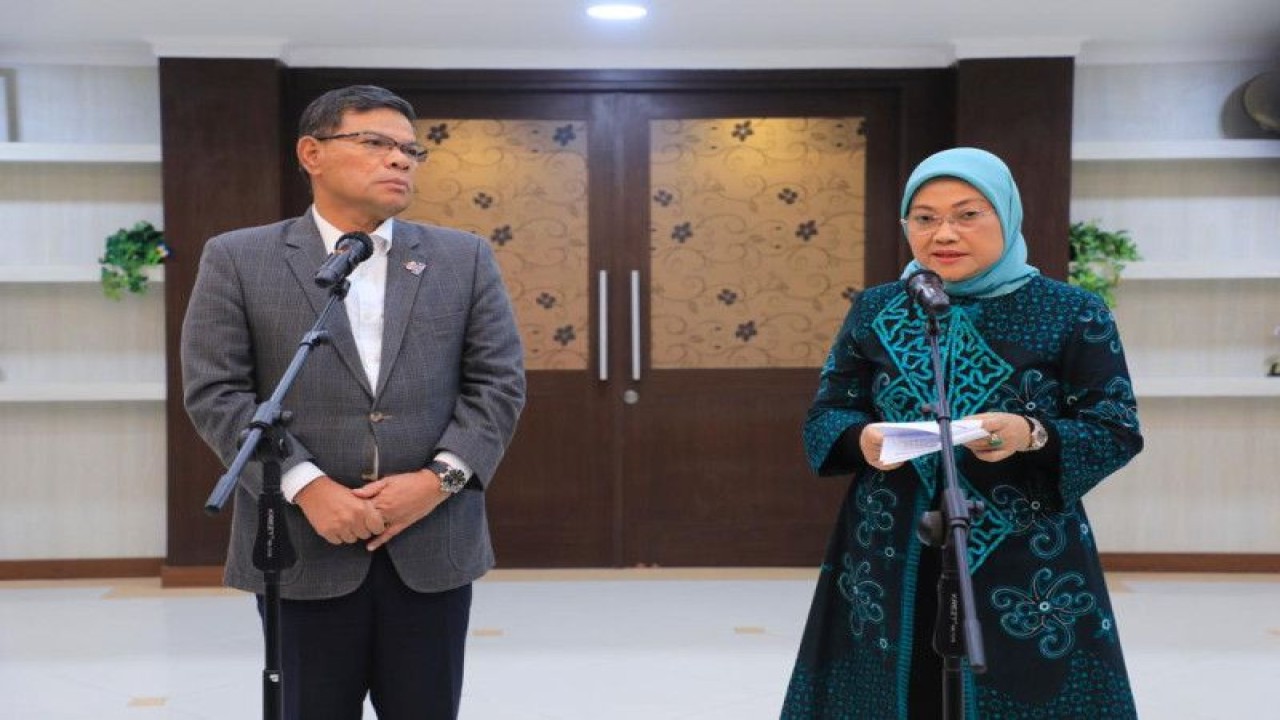 Menaker Ida Fauziyah (kanan) bersama Menteri Dalam Negeri Malaysia Dato’ Seri Saifuddin Nasution bin Ismail dalam sesi press briefing di Jakarta, Senin (30/1/2023). (ANTARA/HO-Kemnaker)