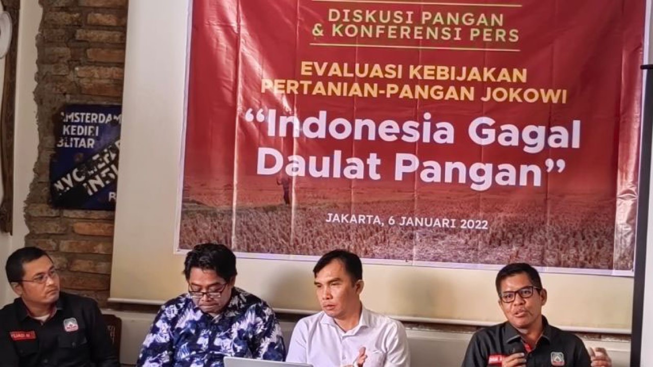Ketua Umum DPN Gerbang Tani Idham Arsyad (paling kanan), Direktur Eksekutif Lokataru Foundation Iwan Nurdin (tengah), dan Dewan Pakar Indonesian Human Rights Committee for Social Justice (IHCS) Gunawan (kedua kiri) saat konferensi pers di Cikini, Jakarta, Jumat (6/1/2023). (ANTARA/Melalusa Susthira K.)
