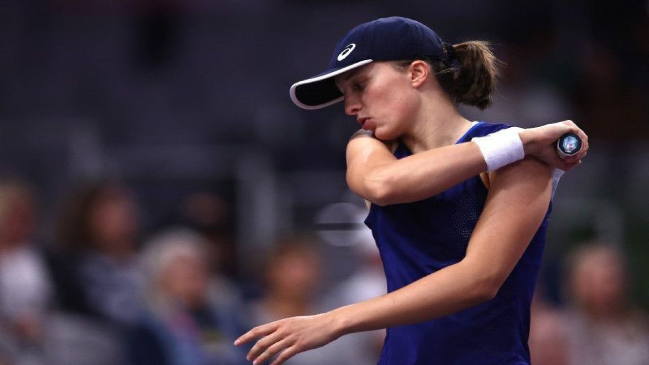 Petenis Polandia Iga Swiatek saat menghadapi Aryna Sabalenka asal Belarus pada babak semifinal turnamen WTA Texas di Dickies Arena, Fort Worth, Texas, pada 6 November 2022 (ANTARA/Getty Images via AFP/KATELYN MULCAHY/pri.)