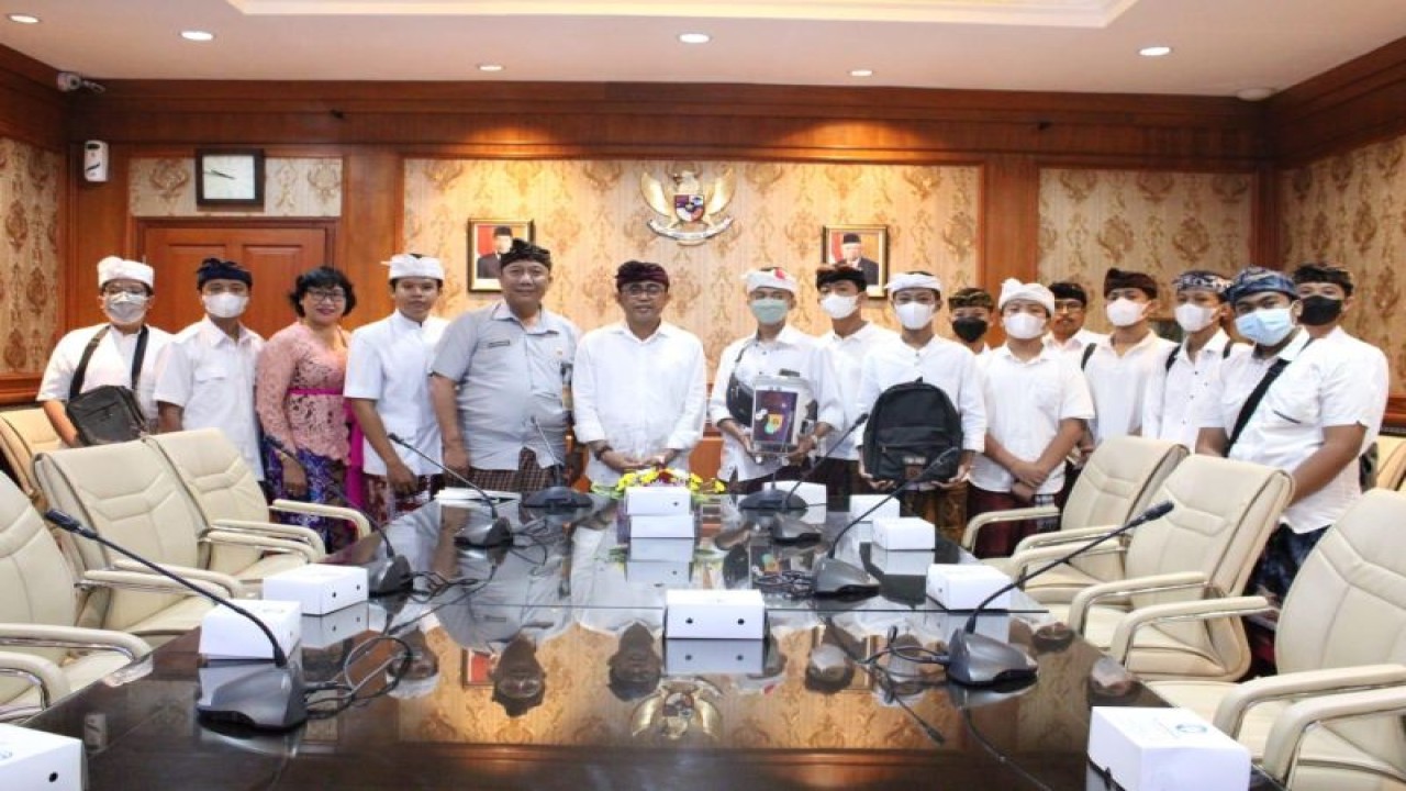 Wali Kota Denpasar IGN Jaya Negara menerima perwakilan Denpasar IT Community di Denpasar, Kamis (12/1/2023). ANTARA/HO-Pemkot Denpasar.