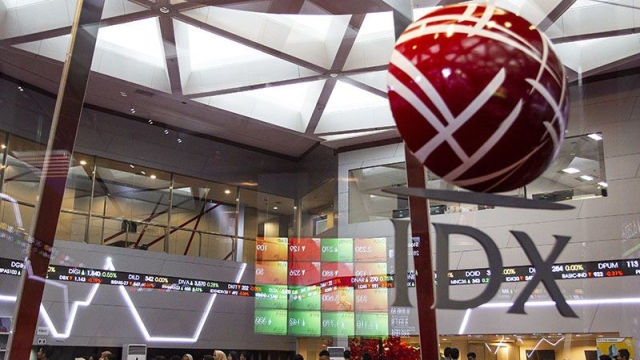 Ilustrasi: Pengunjung mengamati pergerakan saham di Bursa Efek Indonesia (BEI), Jakarta. ANTARA FOTO/Dhemas Reviyanto/ama.