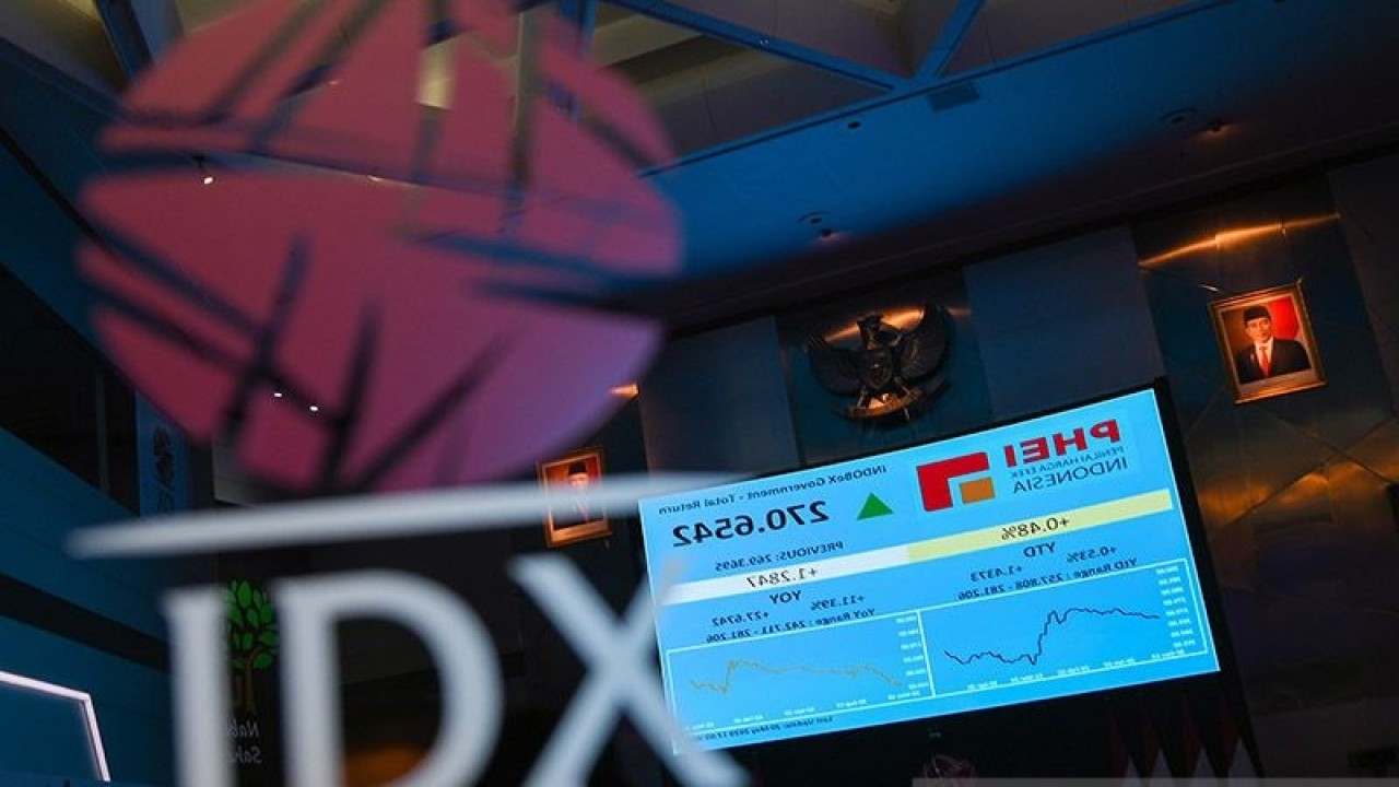 Ilustrasi: Layar menampilkan pergerakan Indeks Harga Saham Gabungan (IHSG) di Bursa Efek Indonesia, Jakarta. ANTARA FOTO/M Risyal Hidayat/foc. (ANTARA FOTO/M RISYAL HIDAYAT)