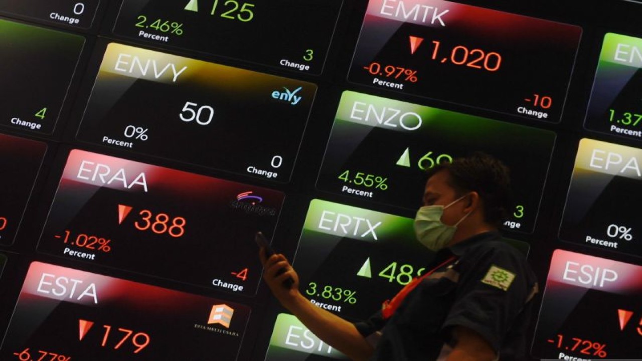 Layar menampilkan pergerakan perdagangan saham di Bursa Efek Indonesia (BEI), Jakarta, Senin (2/1/2023). Pada pembukaan perdagangan saham di awal tahun 2023, Indeks Harga Saham Gabungan (IHSG) dibuka melemah 8,51 poin atau 0,12 persen ke 6.842,11. ANTARA FOTO/Hafidz Mubarak A/foc.