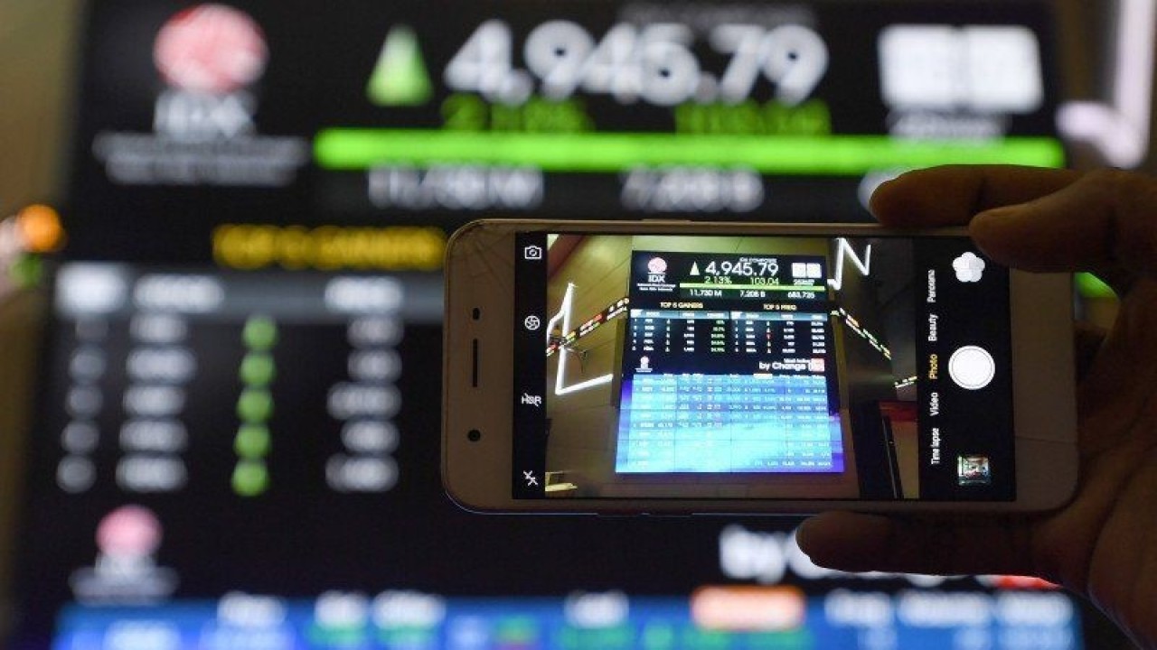 Ilustrasi- Seorang pengunjung mengabadikan pergerakan Indeks Harga Saham Gabungan (IHSG) dengan gawainya di Bursa Efek Indonesia, Jakarta. ANTARA FOTO/Puspa Perwitasari/foc.