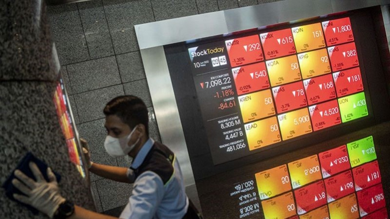 Petugas membersihkan dinding di dekat layar yang menampilkan pergerakan Indeks Harga Saham Gabungan (IHSG) di Bursa Efek Indonesia, Jakarta, Jumat (10/6/2022). ANTARA FOTO/Aprillio Akbar/aww.