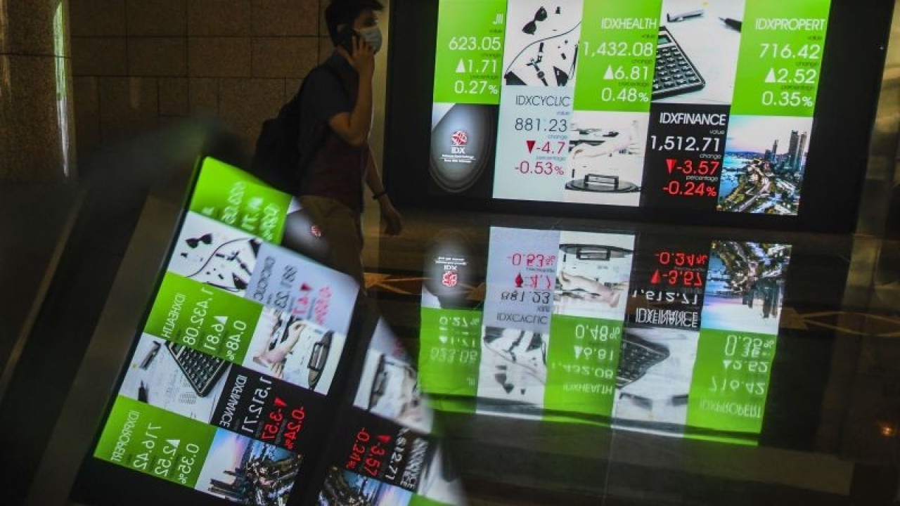 Karyawan melintas di samping layar elektronik yang menunjukkan pergerakan Indeks Harga Saham Gabungan (IHSG) di Bursa Efek Indonesia, Jakarta, Jumat (9/9/2022). . ANTARA FOTO/Galih Pradipta/aww.