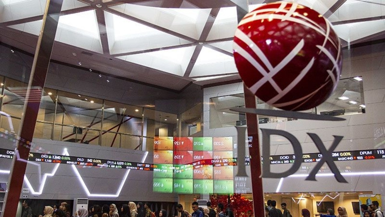 Ilustrasi: Pengunjung mengamati pergerakan saham di Bursa Efek Indonesia (BEI), Jakarta. ANTARA FOTO/Dhemas Reviyanto/ama.