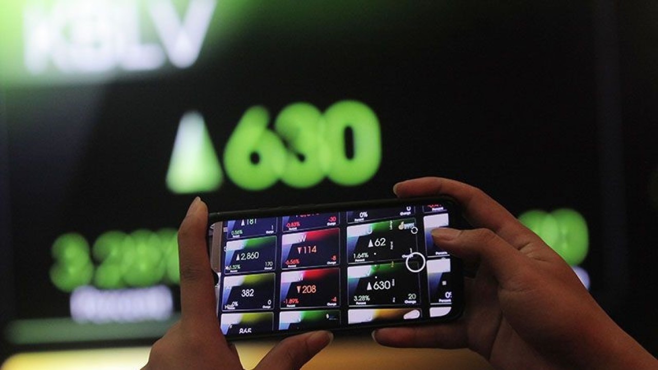 Ilustrasi: Karyawan memotret layar monitor pergerakan Indeks Harga Saham Gabungan (IHSG) di Bursa Efek Indonesia, Jakarta. ANTARA FOTO/Reno Esnir/wsj. (ANTARA FOTO/RENO ESNIR)