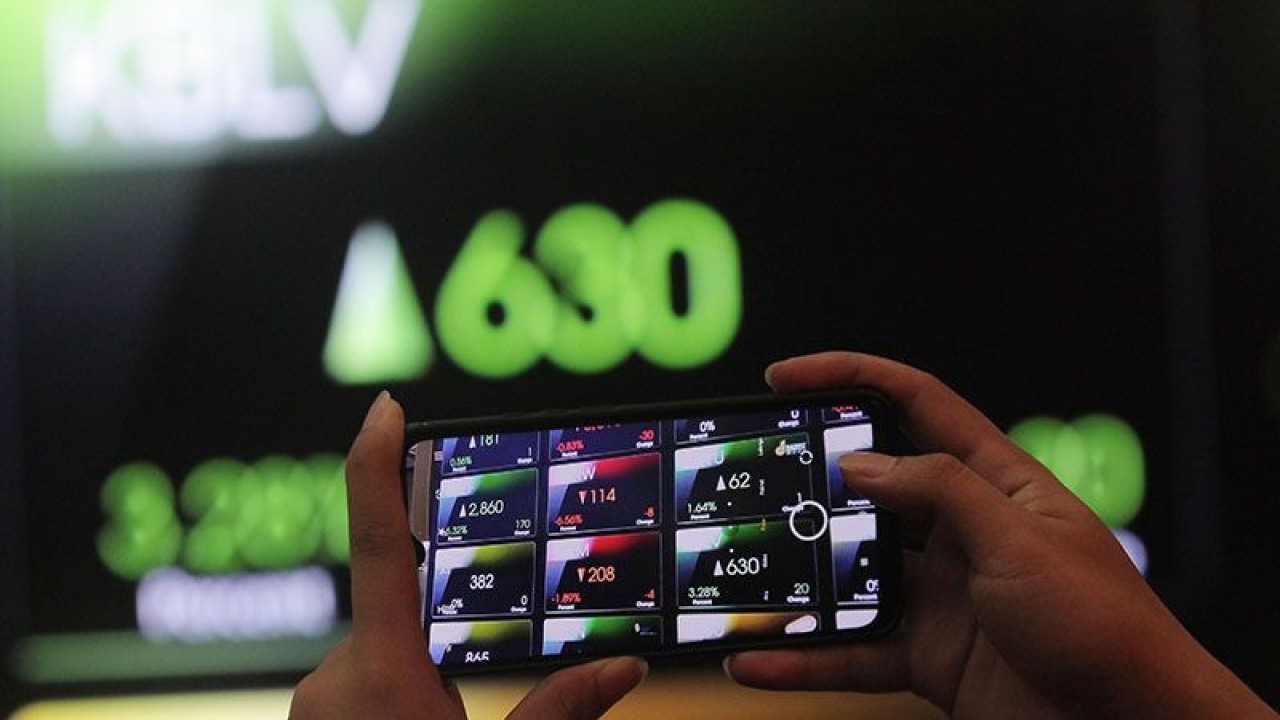 Ilustrasi: Karyawan memotret layar monitor pergerakan Indeks Harga Saham Gabungan (IHSG) di Bursa Efek Indonesia, Jakarta. ANTARA FOTO/Reno Esnir/wsj. (ANTARA FOTO/RENO ESNIR)