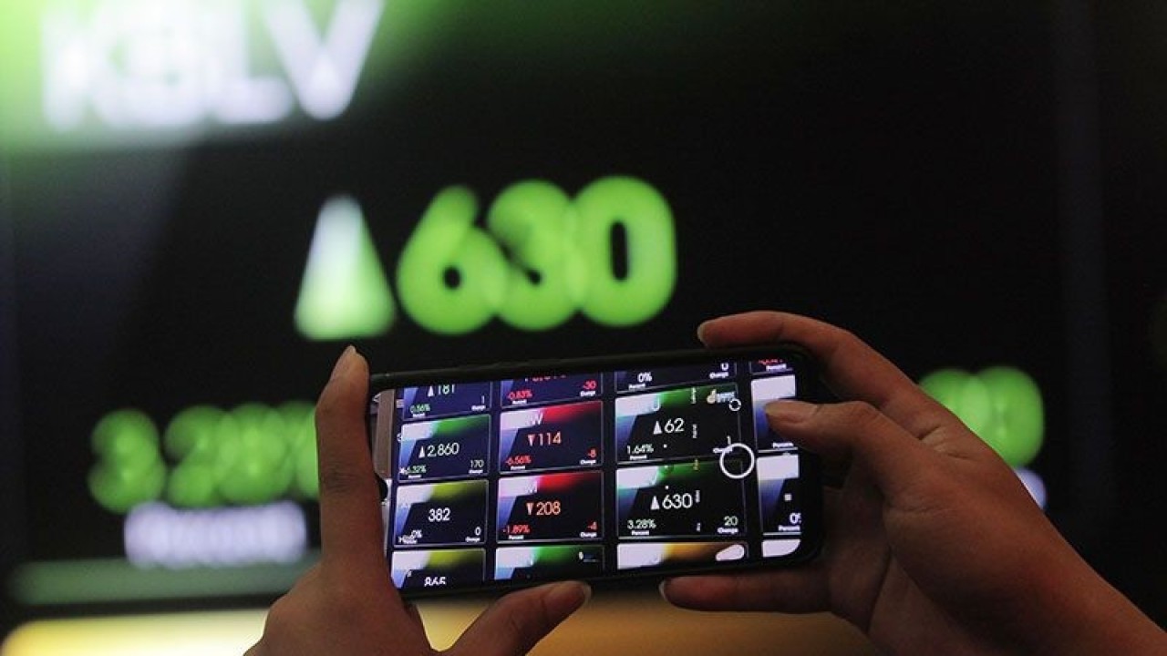 Ilustrasi: Karyawan memotret layar monitor pergerakan Indeks Harga Saham Gabungan (IHSG) di Bursa Efek Indonesia, Jakarta. ANTARA FOTO/Reno Esnir/wsj. (ANTARA FOTO/RENO ESNIR)