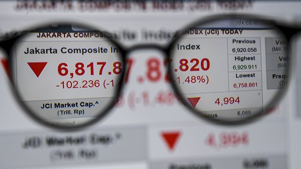 Ilustrasi: Layar pergerakan turun Indeks Harga Saham Gabungan (IHSG) di Bursa Efek Indonesia, Jakarta. ANTARA FOTO/M Risyal Hidayat/rwa. (ANTARA FOTO/M RISYAL HIDAYAT)