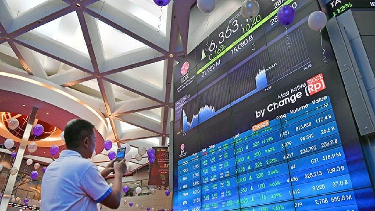 Ilustrasi - Seorang pengunjung memotret layar pergerakan Indeks Harga Saham Gabungan (IHSG) yang menguat di Bursa Efek Indonesia, Jakarta. ANTARA FOTO/Puspa Perwitasari/ama/aa. (ANTARAFOTO/PUSPA PERWITASARI)