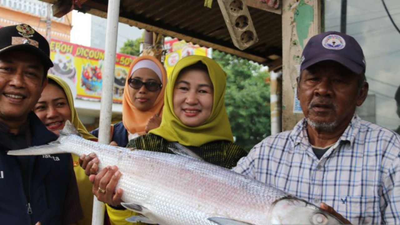 Sekretaris Kota Jakarta Barat, Iin Mutmainah ketika melakukan pemantauan pedagang ikan bandeng di kawasan Suka Bumi Utara, Kebon Jeruk, Jakarta Barat, Jumat (20/1/2023). ANTARA / HO-Pemkot Jakbar