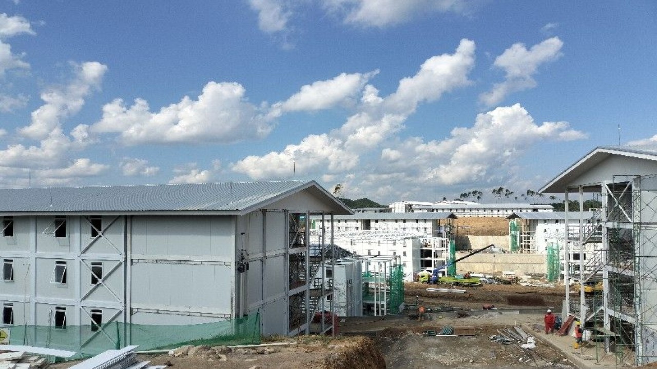 Pembangunan hunian pekerja konstruksi IKN Nusantara oleh Kementerian PUPR di Penajam Paser Utara, Kalimantan Timur pada Jumat (13/1/2023). ANTARA/Aji Cakti