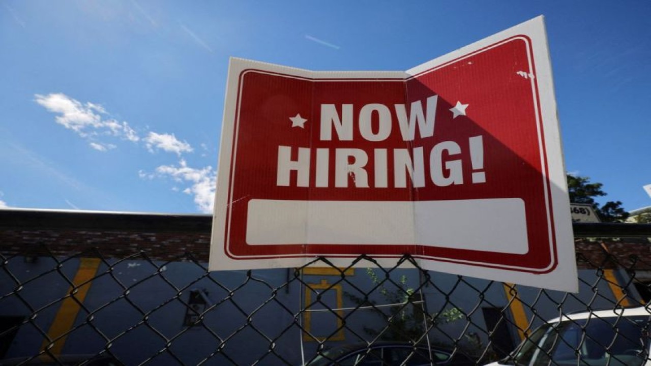 Foto Dokumen: Tanda "sedang merekrut" ditampilkan di luar Taylor Party and Equipment Rentals di Somerville, Massachusetts, AS, 1 September 2022. ANTARA/REUTERS/Brian Snyder