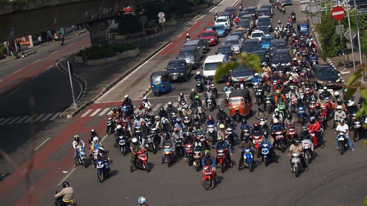Ilustrasi - sejumlah kendaraan roda dua berhenti di depan garis batas di perempatan jalan di Matraman, Jakarta, Senin (18/4). Pemerintah berencana memberlakukan sistem tilang elektronik di lima lokasi, Pancoran, Perempatan Blok M, Cempaka putih, Grogol, dan Kuningan, dan marka kotak kuning di perempatan Sarinah, Pancoran, Senen, Matraman, Blok M, Cempaka Putih, Grogol, Kuningan, Harmoni, Gunung Sahari, Pasar Rebo, Lebak Bulus, Trunojoyo, Prapanca, dan Dewi Sartika, hingga pada akhirnya seluruh titik di wilayah DKI Jakarta. FOTO ANTARA/Adrie Indrayadi/ama.