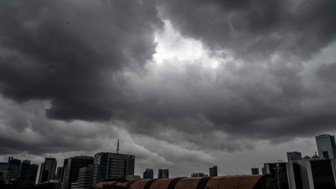 Ilustrasi. Awan mendung terlihat di kawasan Kuningan, Jakarta, Selasa (27/12/2022).