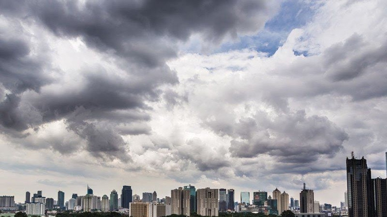 Ilustrasi - Awan tebal di kawasan perkotaan. (ANTARA/HO-Sutterstock)