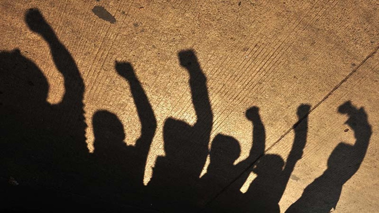 Ilustrasi - Bayangan sejumlah pengunjuk rasa. (ANTARA/Yusran Uccang/ss/ama/aa)