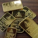 Ilustrasi emas batang dan perhiasan yang harganya naik mencapai angka Rp1.033.000 per gram pada Selasa (10/1/2023). Antara/ Suriani Mappong-1673407694