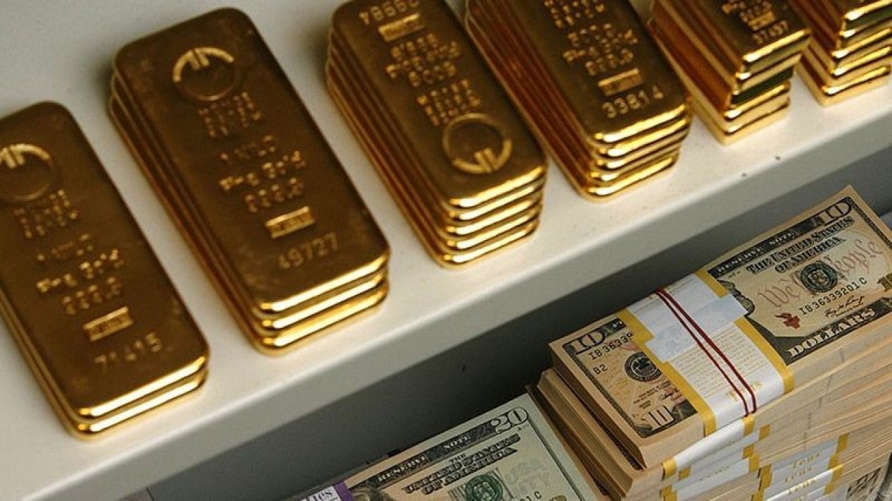 Ilustrasi - Emas batangan dan uang kertas Dolar AS dalam brankas. ANTARA/REUTERS/Heinz-Peter Bader/aa.