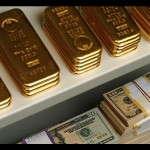 Ilustrasi - Emas batangan dan uang kertas dolar AS dalam brankas. ANTARA/REUTERS/Heinz-Peter Bader/aa.-1674190347