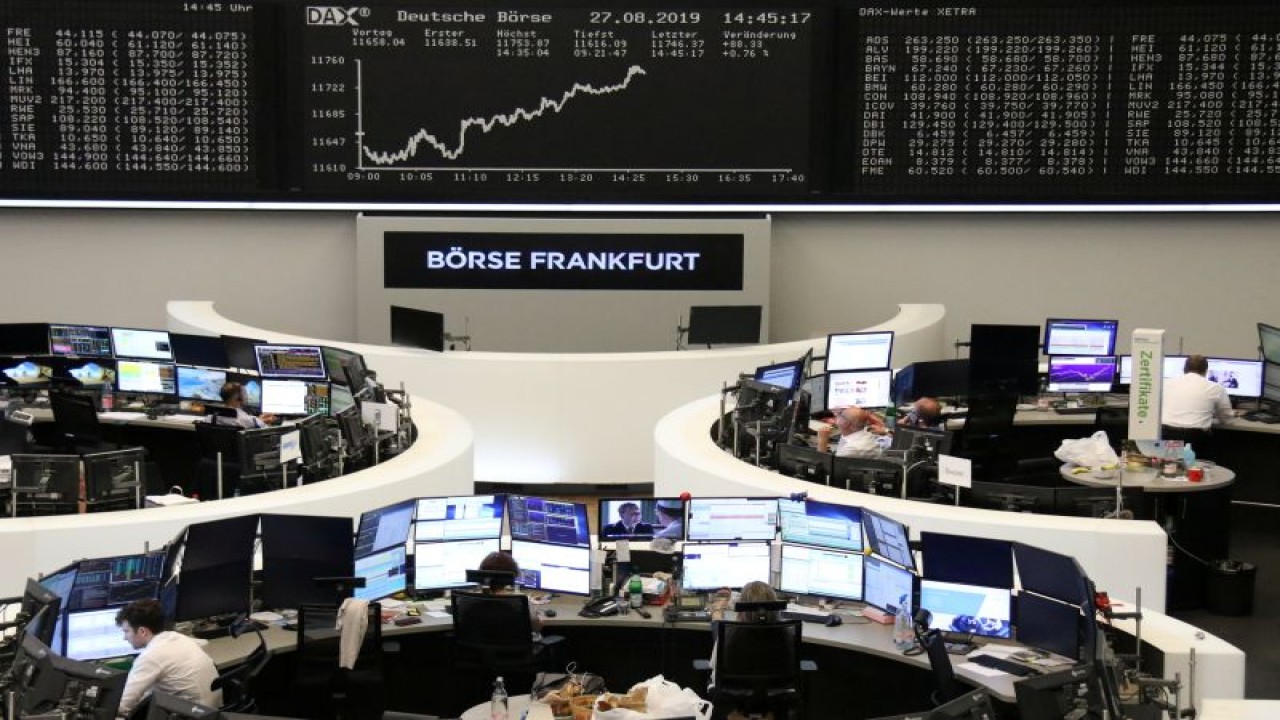 Ilustrasi: Grafik indeks harga saham gabungan Jerman DAX terlihat di bursa saham di Frankfurt, Jerman. (REUTERS/STAFF)