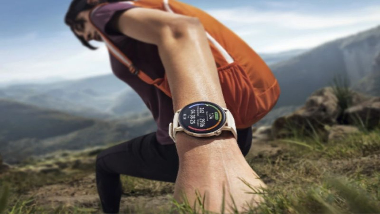 Ilustrasi hiking sambil menggunakan HUAWEI WATCH GT3 (ANTARA/HO-Huawei)