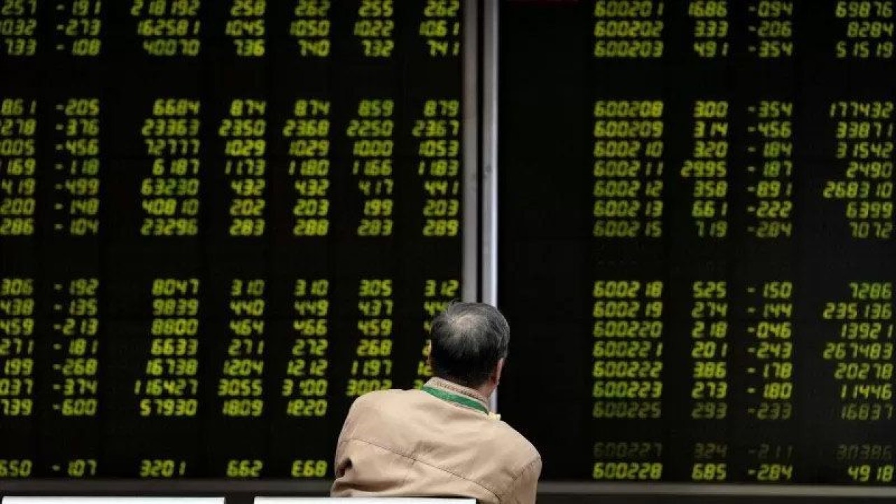 Ilustrasi - Investor memantau pergerakan Indeks Shanghai di Bursa Saham China. ANTARA/REUTERS/Jason Lee/aa.
