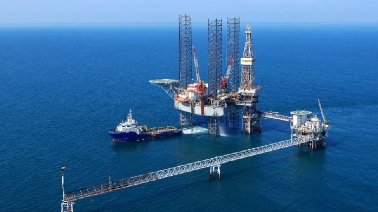 Ilustrasi kegiatan eksploitasi minyak di lepas pantai (ANTARA/HO/Pertamina)