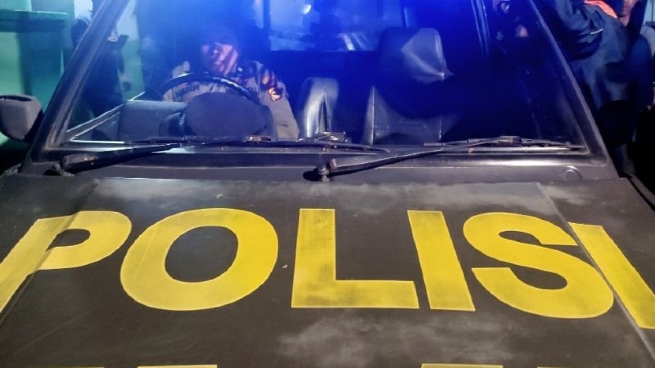 Ilustrasi - Kendaraan dinas patroli polisi bersiap mengamankan terduga pelaku kejahatan di Jalan Hertasning Makassar, Sulawesi Selatan. (ANTARA/Darwin Fatir)