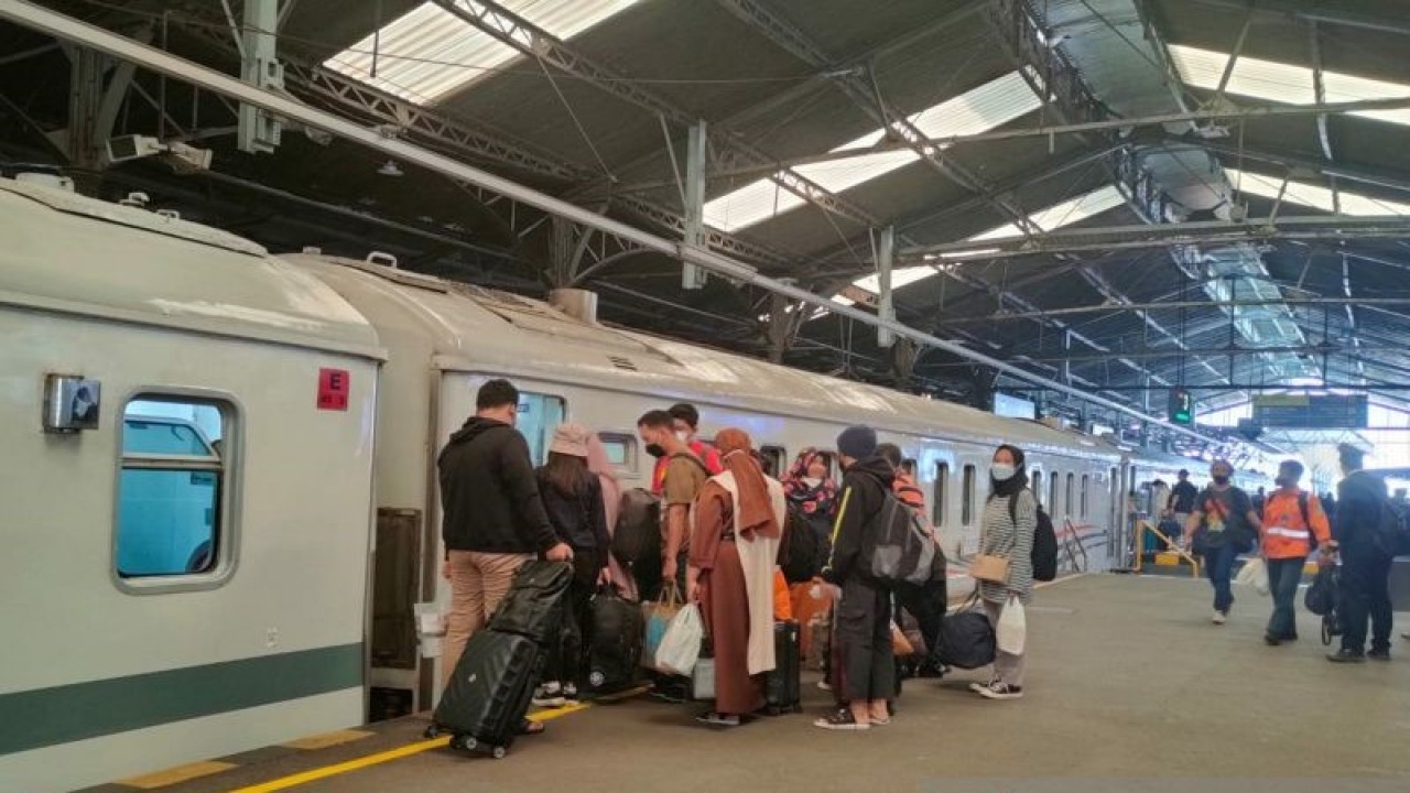 Ilustrasi-Kesibukan di Stasiun Solobalapan, beberapa waktu lalu. ANTARA/Aris Wasita