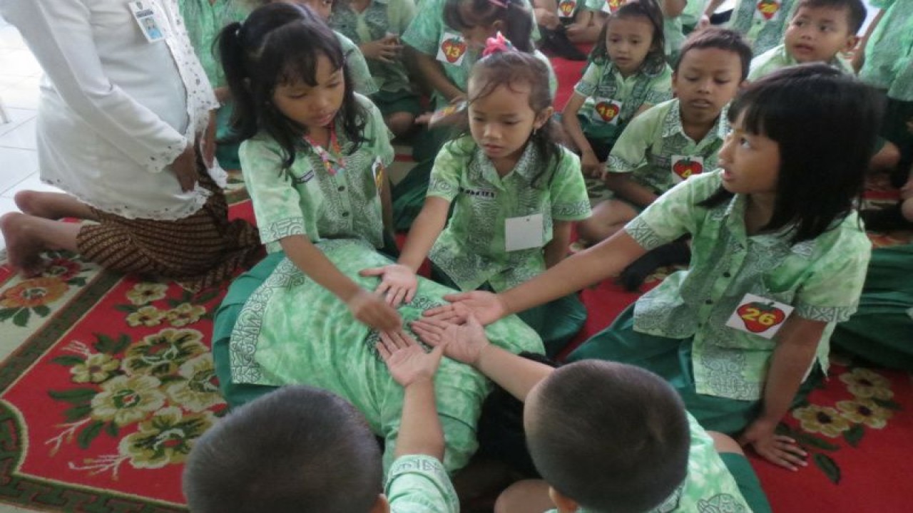 Ilustrasi-Para siswa PAUD tengah bermain permainan anak di Solo, beberapa waktu lalu. ANTARA/HO-Humas UNS