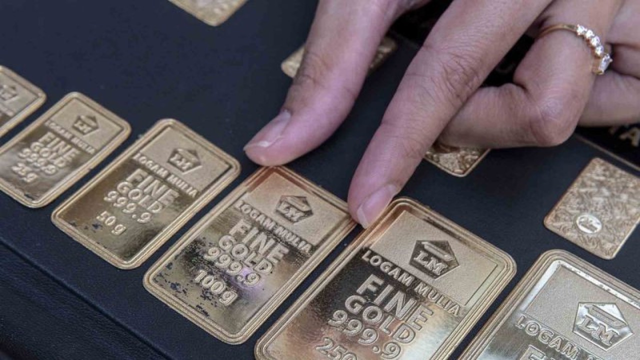 Ilustrasi: Pegawai menata emas batangan di Jakarta. ANTARA FOTO/Muhammad Adimaja/wsj.