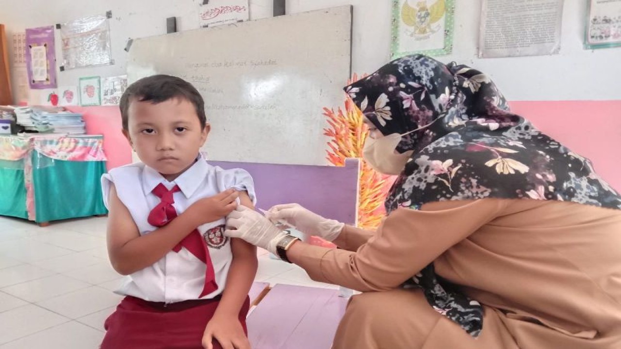 Ilustrasi. Pelaksanaan Bulan Imunisasi Anak Sekolah yang dilakukan untuk melengkapi imunisasi anak di Makassar. ANTARA Foto/HO-Unicef Perwakilan Sulsel