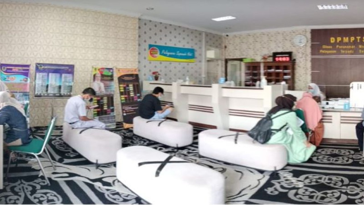 Ilustrasi pelayanan perizinan di Purwakarta. (ANTARA/HO-Pemkab Purwakarta)