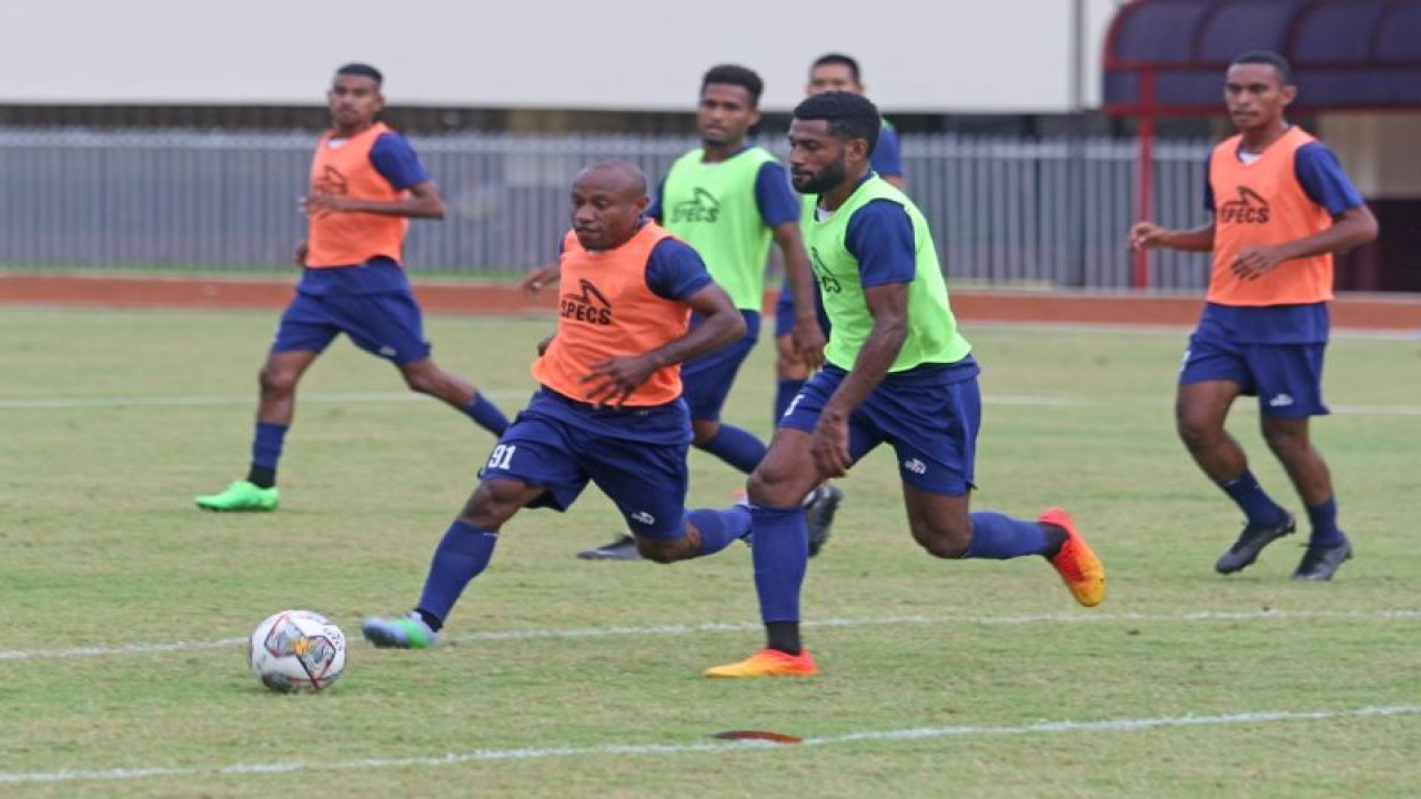 Ilustrasi - Pemain Persipura Jayapura melakukan latihan di Stadion Mandala Jayapura (ANTARA/Ardiles Leloltery)
